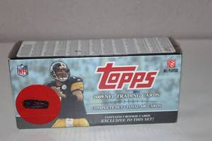 lot 23 image: 2009 Topps NFL Trading Cards Complete Set Factory-Sealed Box