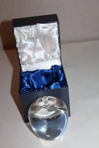 lot 55 image: Crystal Apple Paperweight with Gift Box