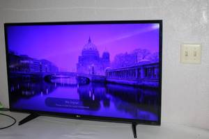 lot 74 image: LG 43UH610A 43-Inch LED UHD Smart TV