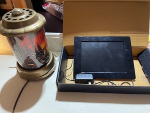 lot 118 image: Vintage Rotating Forest Scene Lamp and Digital Photo Frame