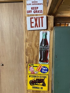 lot 125 image: Collection of 8 Vintage and Retro Metal Signs