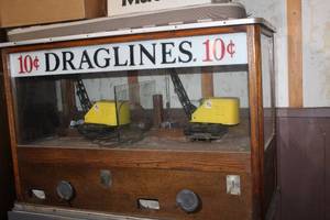 lot A-166 image: Vintage 10 Cent Draglines Arcade Claw Machine with Dual Yellow Cranes