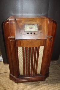 lot A-169 image: Vintage Wooden Floor Model Radio and Record Player Console