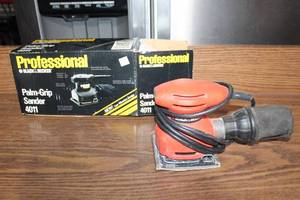 lot 178 image: Black & Decker Professional Palm-Grip Sander 4011 with Box