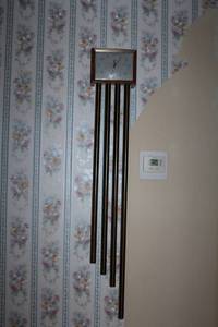 lot 200 image: Vintage Wall Chime Clock with Four Brass Tubes