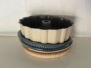 lot 31 image: Set of 4 Bakeware Pieces including Bundt Pan, Pie Plate, Casserole and Glass Dish