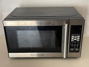 lot 33 image: BlackDecker Digital Countertop Microwave Oven with Turntable