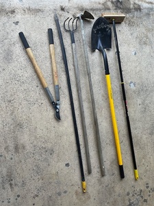 lot 47 image: Set of 6 Assorted Yard and Garden Tools