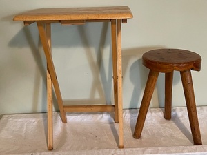 lot 50 image: Wooden Folding TV Tray and Vintage 3-Leg Stool Set