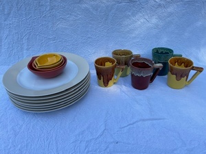lot 61 image: Set of 6 Dinner Plates, 5 Drip Glaze Mugs, and 4 Ceramic Measuring Bowls