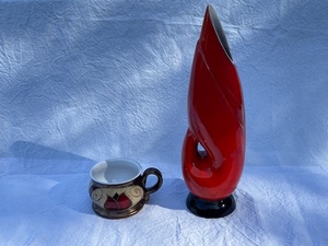 lot 66 image: Frankoma Red Art Pottery Vase and Vintage Handled Mug Set