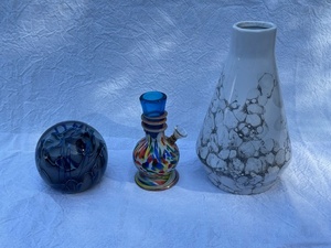 lot 89 image: Set of 3 Decorative Art Glass and Ceramic Pieces
