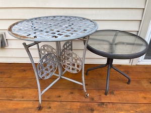 lot 137 image: Set of 2 Outdoor Side Tables - Metal Lattice and Glass Top