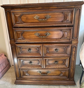 lot 132 image: Vintage Wooden 5-Drawer Dresser with Ornate Hardware