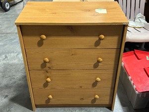 lot 3 image: 4 Drawer Dresser