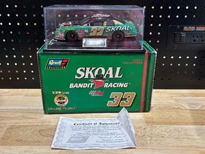 lot 35 image: 124 Scale Diecast Replica #33 Skoal Bandit