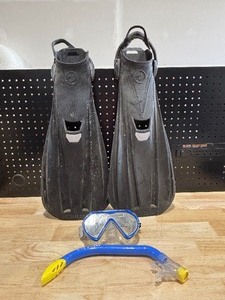lot 40 image: Scuba Fins