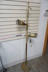 lot 22 image: Vintage Brass Floor Lamp