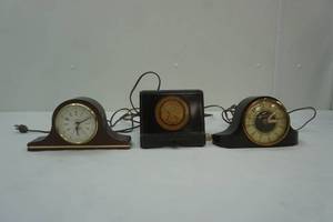 lot 31 image: Vintage Electric Mantle Clocks & Vintage Radio