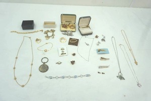 lot 35 image: Fashion Jewelry Lot