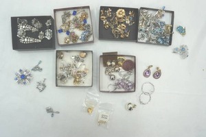 lot 36 image: Fashion Jewelry Clip-On Earrings and Brooches