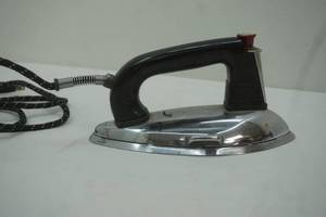 lot 61 image: Vintage General Mills Tru-Heat Electric Iron