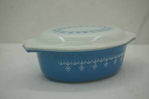 lot 66 image: Vintage Pyrex Crock with Lid