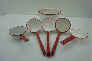 lot 69 image: Antique Enamelware Pot and Dippers (5ct)