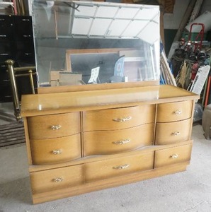 lot 15 image: Vintage Chest of Drawers with Mirror