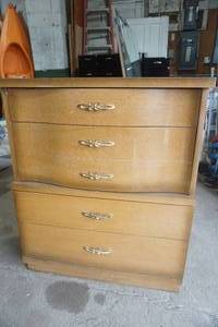 lot 16 image: Vintage 5-Drawer Dresser