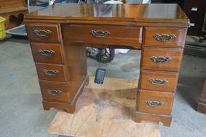 lot 19 image: VintageAntique Singer Style-O-Matic 328 Sewing Machine in Cabinet
