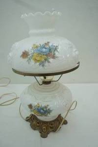 lot 117 image: Vintage Gone with the Wind Style Hurricane Lamp