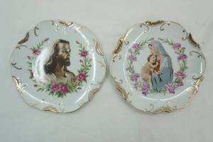 lot 123 image: Vintage Dee Bee Co. Wall Plates 8 Diameter. Jesus, Mary