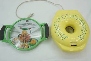 lot 131 image: Sunbeam Donut Maker & Norpro MelonPineapple Cutter