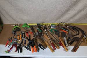 lot 12 image: Large Collection of Garden Hand Tools and Sprinkler Accessories