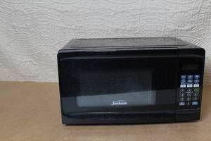 lot 16 image: Sunbeam 700W Countertop Microwave Oven with Digital Controls