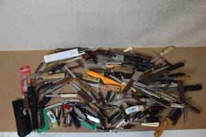 lot 20 image: Large Assortment of Vintage and Modern Pocket Knives and Straight Razors