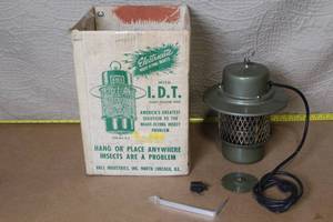 lot 44 image: Vintage I.D.T. Electric Insect Disaster Trap by Hall Industries with Original Box