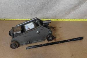 lot 48 image: Pro-Lift MVP Hydraulic Mini Floor Jack 1.5 Ton with Handle