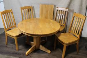 lot B-51 image: Round Oak Dining Table with Pedestal Base and 4 Chairs