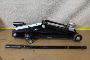 lot 62 image: Hydraulic Floor Jack with Case and Handle