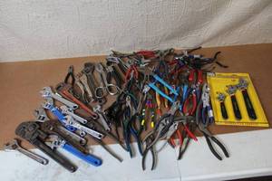 lot 74 image: Large Set of Adjustable Crescent Wrenches and Hand Tools