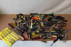 lot 78 image: Large Assortment of Mixed Screwdrivers and New 7-Piece Set