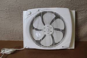 lot 89 image: White-Westinghouse Window Box Fan with Adjustable Panels