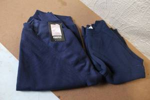 lot 104 image: Set of 2 X-Large Navy Blue Raglan Crew Sweatshirts Tultex and Parall