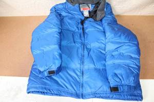 lot 110 image: Mens Blue Down and Feather Puffer Jacket with Zippered Pockets Size M
