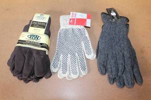 lot 122 image: Lot of 3 Mens Work and Winter Gloves Assorted Styles
