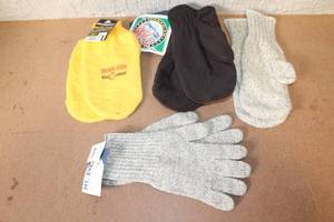 lot 126 image: Lot of 4 Pairs Cold Weather Mittens and Gloves Assorted Styles