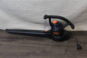lot 141 image: Black & Decker Electric Corded Leaf Blower