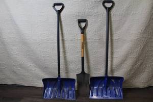 lot 142 image: Set of 2 Snow Shovels and 1 Truper Spade Shovel